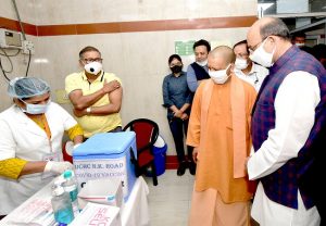 Uttar Pradesh: सीएम योगी आदित्यनाथ ने कोविड वैक्सीनेशन कार्यक्रम का किया आकस्मिक निरीक्षण