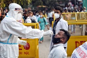 Coronavirus India: कोरोना के नए मामलों में आई गिरावट, 24 घंटे में 35,499 नए केस, 447 लोगों की मौत