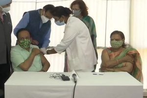 Delhi: स्वास्थ्य मंत्री डॉ. हर्षवर्धन और उनकी पत्नी ने लगवाई कोरोना वैक्सीन की दूसरी डोज