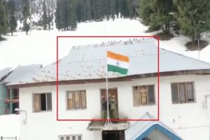 Jammu & Kashmir: सरकारी इमारतों पर फहराया गया तिरंगा, तस्वीरें देख लोग बोले- ‘मोदी है तो मुमकिन है’