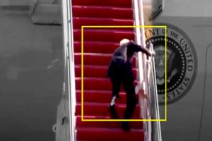 Joe Biden: विमान में सवार होते समय तीन बार फिसले अमेरिकी राष्ट्रपति बाइडेन, वीडियो वायरल