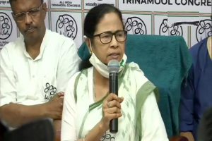 Mamata Banerjee: हड़ताली कर्मचारियों के मामले लोकतंत्र भूलीं ममता बनर्जी, हड़ताल पर जाने वालों को दे रही धमकी!