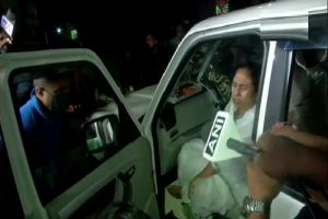 West Bengal: नंदीग्राम में ममता बनर्जी के काफिले पर हमला, चश्मदीदों ने बताया पिलर से टकराया सीएम की गाड़ी का दरवाजा, नहीं हुआ अटैक