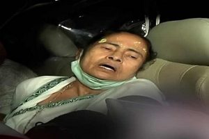 West Bengal Assembly Election: चुनाव आयोग ने कहा ममता को लगी चोट दुर्घटना, लिया एक्शन, कई अधिकारियों पर गिरी गाज