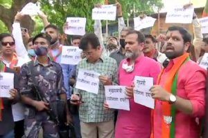Maharashtra: 100 करोड़ की वसूली के आरोप में अनिल देशमुख के खिलाफ भाजपा का प्रदर्शन, मांगा इस्तीफा