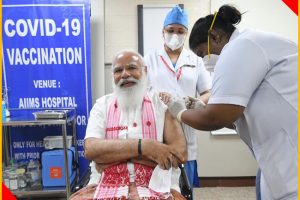 Covid Vaccine: PM मोदी ने ली कोरोना वैक्सीन की पहली डोज, देशवासियों को दिया संदेश ‘सुरक्षित है वैक्सीन’