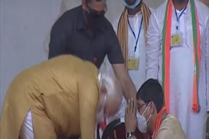 West Bengal Election: जब पश्चिम बंगाल में मंच पर कार्यकर्ता ने छुए PM मोदी के पैर, देखिए फिर प्रधानमंत्री ने क्या किया?