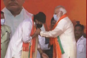 West Bengal Election: मंच पर जैसे ही पीएम मोदी का पैर छूने के लिए झुके मिथुन चक्रवर्ती, देखिए उन्होंने क्या किया?