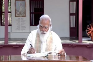 Azadi Ka Amrit Mahotsav: साबरमती आश्रम में PM मोदी ने किया बापू को नमन, विजिटर बुक में लिखा ये खास मैसेज