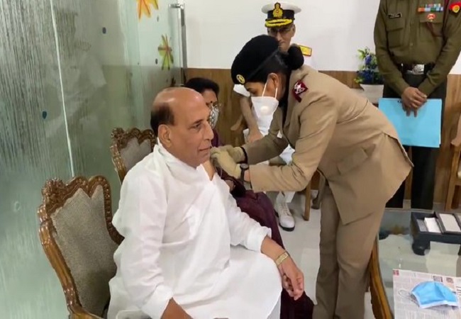 Corona Vaccine: रक्षा मंत्री राजनाथ सिंह ने ली COVID-19 वैक्सीन की पहली डोज