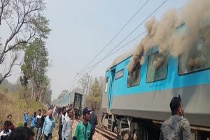 Uttarakhand: देहरादून जा रही शताब्दी एक्सप्रेस में आग, सभी यात्री सुरक्षित (वीडियो)