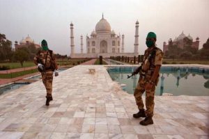 Uttar Pradesh: ताजमहल में पहुंचे करने शिव पूजा, मचा बवाल तो सीआईएसएफ ने तीन लोगों को धर दबोचा