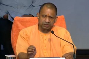 Uttar Pradesh: सीएम योगी ने दिखाई संवेदनशीलता, अफसरों को पीड़िता के घर भेज सौंपा 10 हजार का चेक
