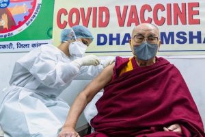 Corona Vaccination : तिब्बती धर्मगुरु दलाई लामा ने लगवाई कोरोना वैक्सीन, लोगों से भी की टीका लगवाने की अपील (वीडियो)