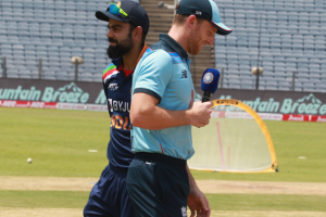 Pune ODI : इंग्लैंड का टॉस जीतकर पहले गेंदबाजी का फैसला