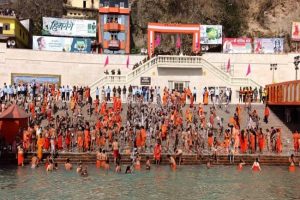 Kumbh Mela 2021: महाशिवरात्रि पर पहला शाही स्नान शुरू, जूना और किन्नर अखाड़े ने लगाई आस्था की डुबकी