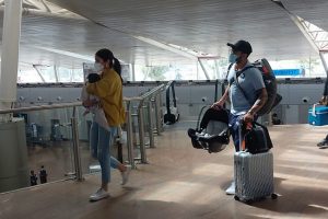 Vamika: बेटी वामिका को गोदी में लिए एयरपोर्ट पर स्पॉट हुए अनुष्का शर्मा-विराट कोहली, तस्वीरें वायरल