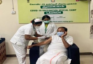 Corona Vaccine: PM मोदी, CM नीतीश के बाद अब उपराष्ट्रपति नायडू ने ली कोरोना वैक्सीन की पहली खुराक