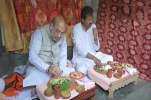 WB Election: जब रोड शो के बाद रिक्शा चालक के घर भोजन करने पहुंचे गृह मंत्री अमित शाह