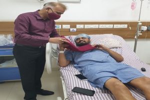 Chhattisgarh: नक्सली हमले में घायल साथी की जान बचाने के लिए सरदार बलराज ने पगड़ी उतारकर जो किया, हो रही तारीफ