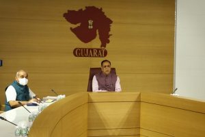 Gujarat: रूपाणी सरकार का बड़ा फैसला, कोरोना ड्यूटी में लगे डॉक्टरों और इन्टर्न्स को मिलेगा हर महीने 5000 रुपये अलाउंस