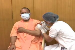 Uttar Pradesh: CM योगी ने लगवाई कोरोना वैक्सीन की पहली डोज, कहा-पूरी तरह सुरक्षित है