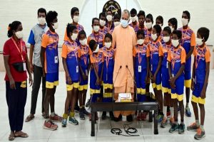 Uttar Pradesh: CM योगी आदित्यनाथ से मिला आंध्र प्रदेश के आदिवासी बच्चों का समूह