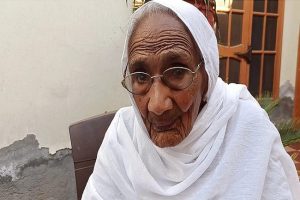 Punjab Corona Vaccination: 105 साल की बुजुर्ग ने 80 साल के बेटे के साथ करवाया टीकाकरण