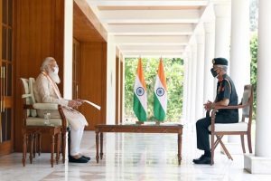Coronavirus: PM मोदी ने सेना प्रमुख नरवणे से की मुलाकात, कोरोना संकट को लेकर हुई चर्चा