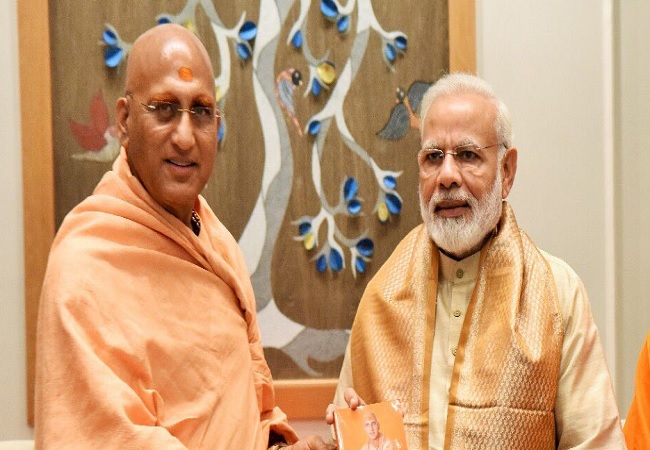 PM Modi and Swami Avdheshanand Giri