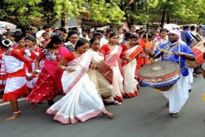 Sarhul Tribal Festival : प्रकृति पूजा का पर्व सरहुल 15 अप्रैल को, पूरे महीने आदिवासी मनाएंगे त्योहार