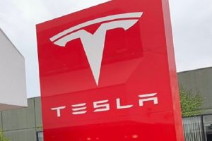 Tesla: टेस्ला 2023 में इलेक्ट्रिक कार को कर सकता है पेश