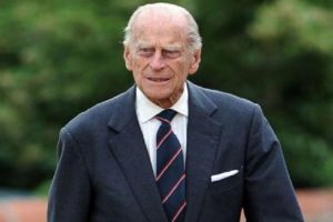 Prince Philip: प्रतिबंधों के बावजूद ब्रिटेन के दिवंगत राजकुमार फिलिप को श्रद्धांजलि देने पहुंच रहे लोग