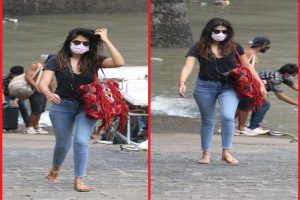 Rhea Chakraborty: रिया चक्रवर्ती कूल अंदाज में गेटवे ऑफ इंडिया पर आईं नजर, तस्वीरें हो रही वायरल