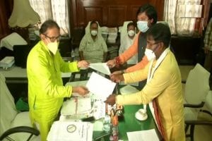 West Bengal: विधानसभा चुनाव में जीत के बाद हाईकमान के फैसले की वजह से इन दो भाजपा विधायकों ने दिया विधायक पद से इस्तीफा