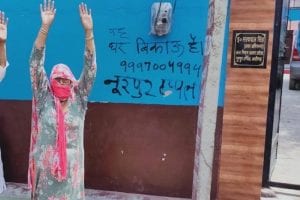 Uttar Pradesh: अलीगढ़ का खौफनाक सच!, लोग दे रहे पलायन की धमकी, घर की दीवार पर लिखा है ‘मकान बिकाऊ है’