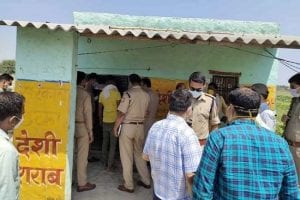 UP: अलीगढ़ शराब मामले में 22 की मौत, 5 अधिकारी निलंबित, आरोपियों पर 50-50 हजार का इनाम घोषित