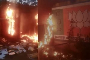West Bengal: बंगाल में TMC की जीत के बाद शुरू हुई हिंसा, भाजपा के दफ्तर में लगाई आग, वीडियो वायरल