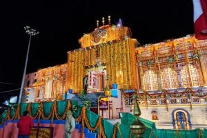 Uttarakhand: ब्रह्ममुहूर्त में खुले बदरीनाथ धाम के कपाट, कोरोना के चलते CM ने स्थगित की ‘चार धाम यात्रा’