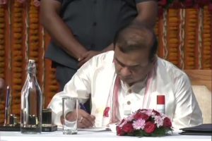 Assam: असम के नए मुख्यमंत्री बने हेमंत बिस्वा सरमा, राज्यपाल जगदीश मुखी ने दिलाई शपथ