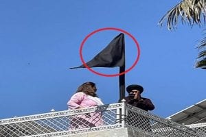 Punjab: किसान आंदोलन के समर्थन में अपने आवास पर सिद्धू ने फहराया काला झंडा, लोगों ने उड़ाई जमकर धज्जियां
