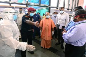 Uttar Pradesh: मुख्यमंत्री योगी ने डीआरडीओ के अस्थाई कोविड अस्पताल का किया उद्घाटन