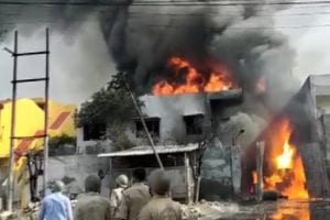 Uttar Pradesh: गाजियाबाद की केमिकल फैक्ट्री में लगी भीषण आग, फैक्ट्री ने रखे ड्रमों में ब्लास्ट