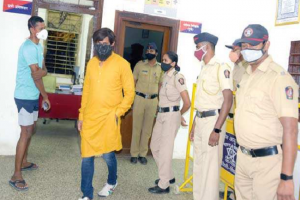 Pune: पुलिस अधिकारी भेष बदलकर पहुंचे थाने, जाना कोरोना काल में लोगों के साथ कैसा हो रहा व्यवहार