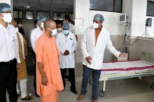 Uttar Pradesh: कोरोना संक्रमण से उबरने के बाद तुरंत काम में जुट गए सीएम योगी ने बनाया अनोखा रिकॉर्ड