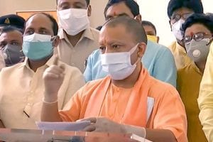 Uttar Pradesh: वाराणसी में मुख्यमंत्री योगी आदित्यनाथ ने परखी टीकाकरण की व्यवस्था