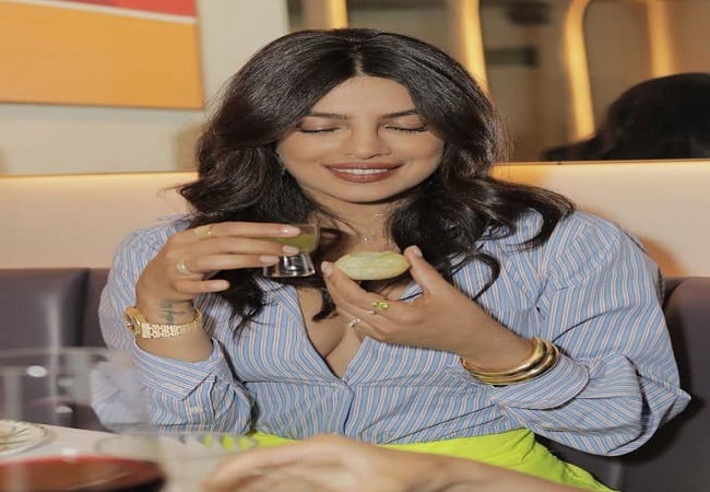 Priyanka Chopra ने रेस्टोरेंट से शेयर की मजेदार तस्वीरें, साउथ इंडियन खाने से लेकर गोलगप्पे का चखा स्वाद