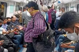 Delhi: मेट्रो यात्रियों ने पहले ही दिन की नियमों की उड़ाई धज्जियां