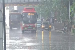 Mumbai Rains: मानसून की पहली बारिश से मुंबई हुई बेहाल, तस्वीरों में  देखें