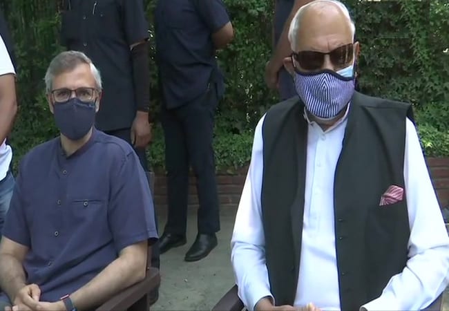 Jammu-Kashmir: कश्मीर पहुंचने के बाद PM मोदी के साथ मीटिंग को लेकर फारूक और उमर अब्दुल्ला ने दिया बड़ा बयान